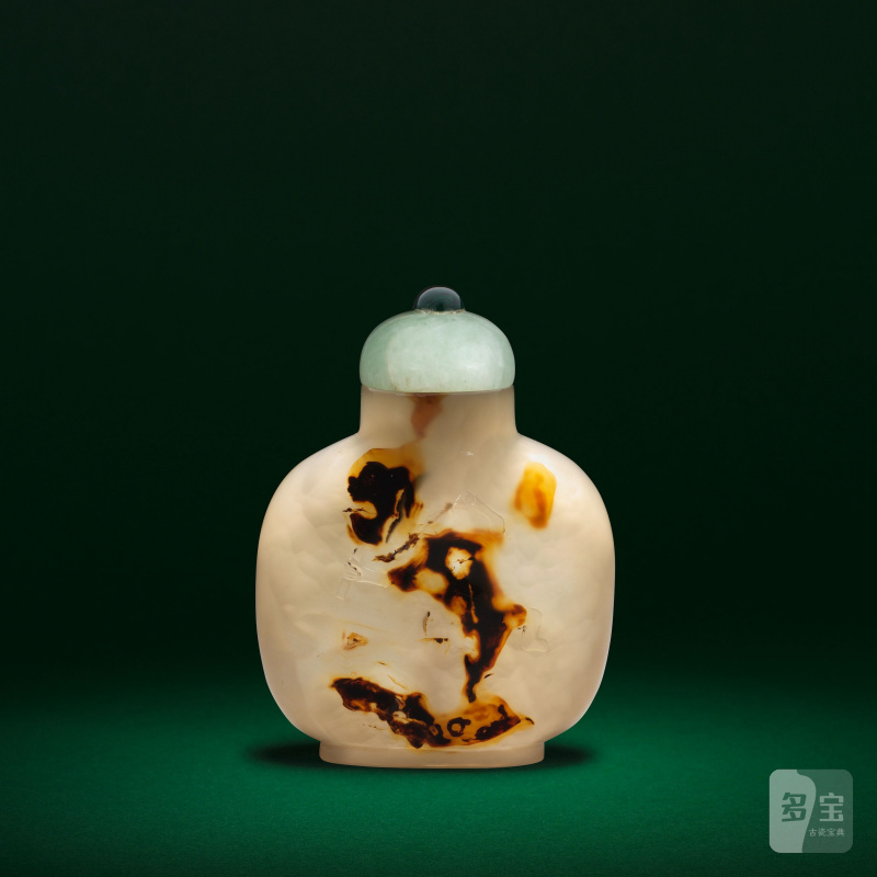 十八/十九世紀 瑪瑙巧雕人物圖鼻烟壺 | A CHALCEDONY AGATE 'TORCH BEARER' SNUFF BOTTLE - 图1